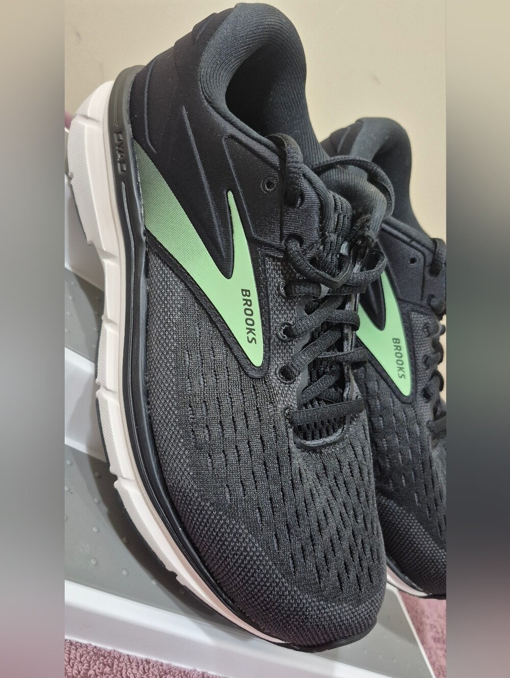 Brooks Dyad 11 Womens Size 8 Extra Wide 2E Black Ebony Green 1203122E082